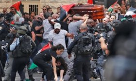 La polic�a israel� reprimi� durante el traslado del f�retro de la periodista palestina asesinada
