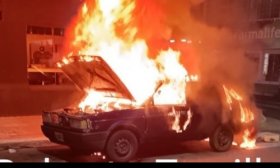 En localidad de Corrientes se incendi un auto abandonado

