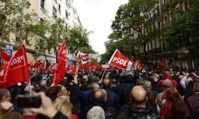 Una multitud se moviliz a la sede del PSOE para pedirle Snchez que no renuncie como presidente de Espaa
