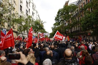 Una multitud se movilizó a la sede del PSOE para pedirle Sánchez que no renuncie como presidente de España
