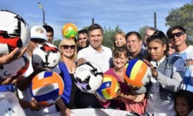 Presidencia Roca: el gobernador Zdero inaugur un playn deportivo y entreg elementos e indumentaria
