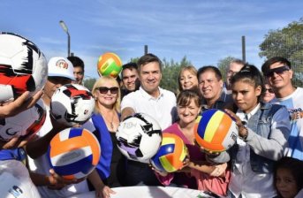 Presidencia Roca: el gobernador Zdero inauguró un playón deportivo y entregó elementos e indumentaria
