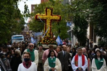 Multitudinaria procesión por la Cruz de los Milagros